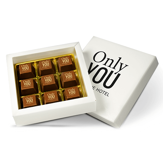 Box with 9 chocolate pyramid