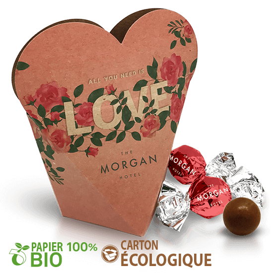 Boîte coeur écologique avec boules de chocolat.
