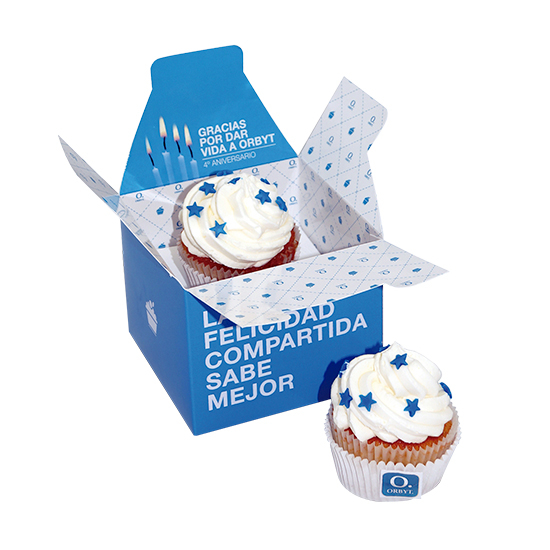 Box with cream cupcake