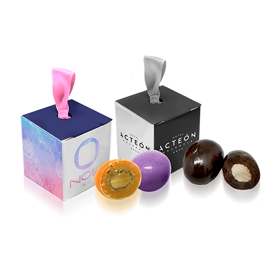 Small cube box with catonias